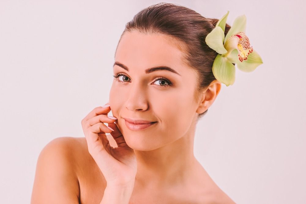 mujer con flor en pelo